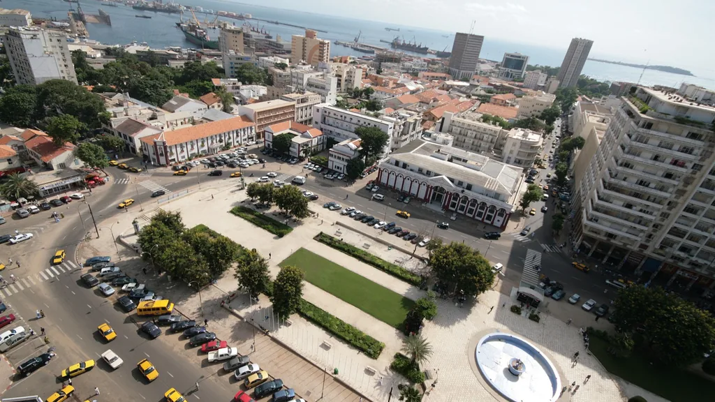 Vue aérienne du centre de Dakar — zones d'intervention de l'agence : Plateau, Almadies, Ngor, Yoff